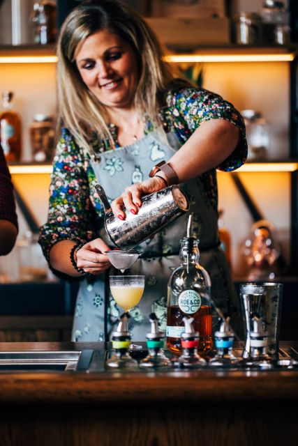 Dublin: Roe and Co Distillery Cocktail Workshop Experience - What the one-hour schedule feels like