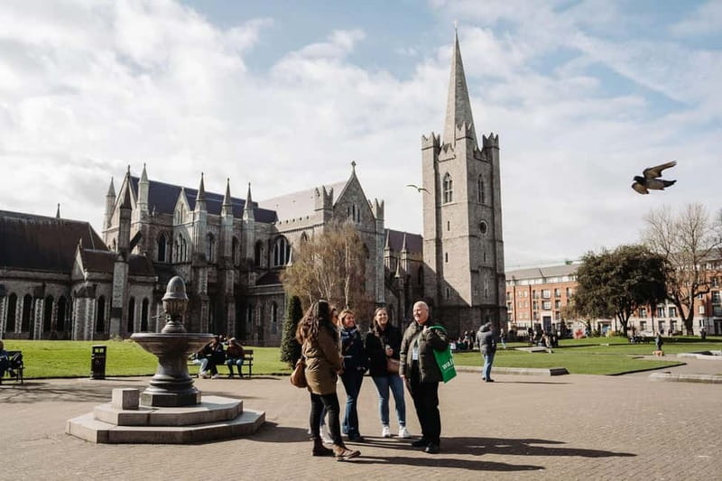 Dublin: Trinity College, Castle, Guinness and Whiskey Tour - Seeing the Book of Kells before the crowds