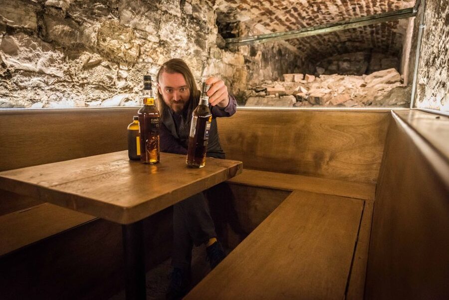 Edinburgh: Harry Potter Walking Tour and Whisky Tasting - Waverley Station and Edinburgh’s storybook setting
