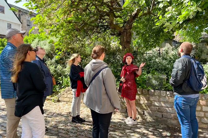 Edinburgh Historical Gems Tour with Whisky & Local Flavours - Crossing into Canongate