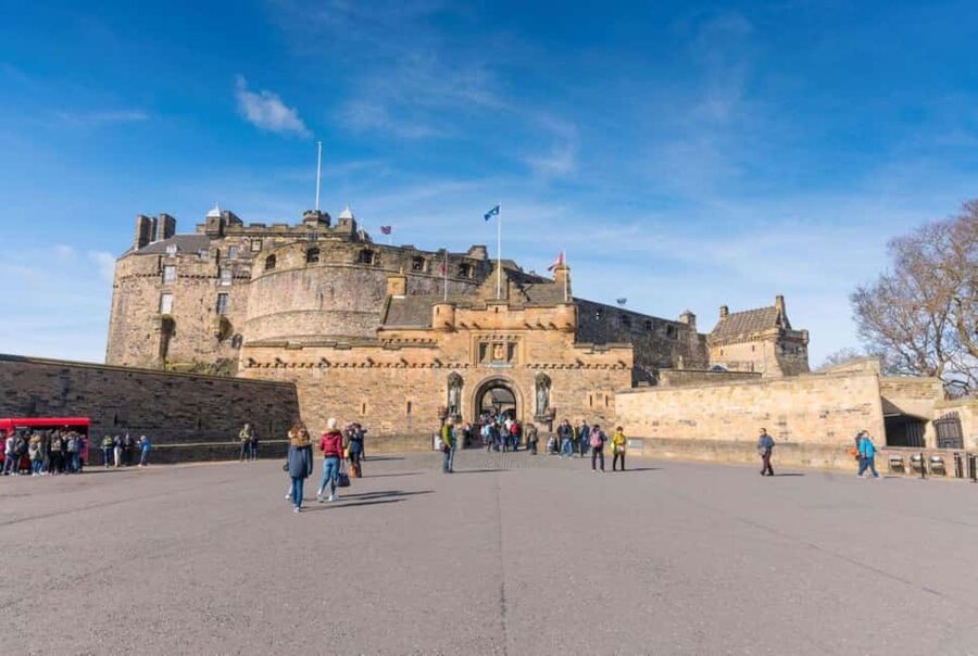 Edinburgh: Old Town guided walk with a free whisky included - Edinburgh City Chambers and the Working City