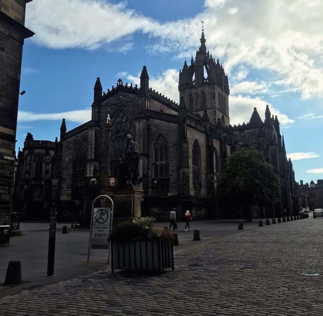 Edinburgh: Old Town guided walk with a free whisky included - Greyfriars Kirkyard and the Final Stop