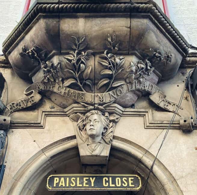 Edinburgh: Old Town guided walk with a free whisky included - What the Storytelling Adds