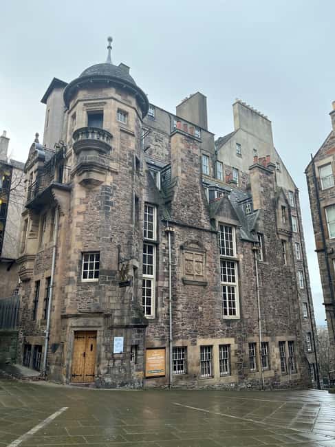 Edinburgh: Old Town guided walk with a free whisky included - Weather, Shoes, and Physical Effort
