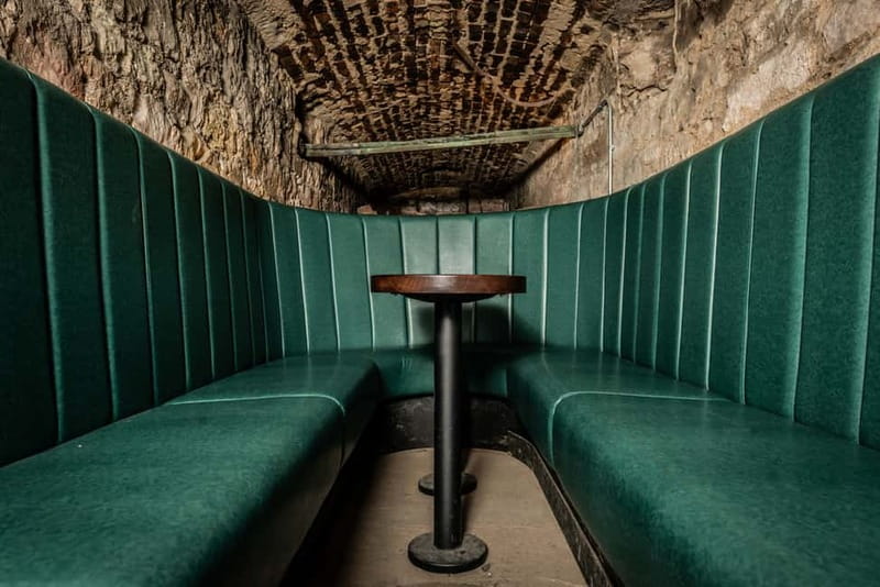 Edinburgh: The Lost Close Underground Scotch Whisky Tasting - Stories that make the whisky easier to understand