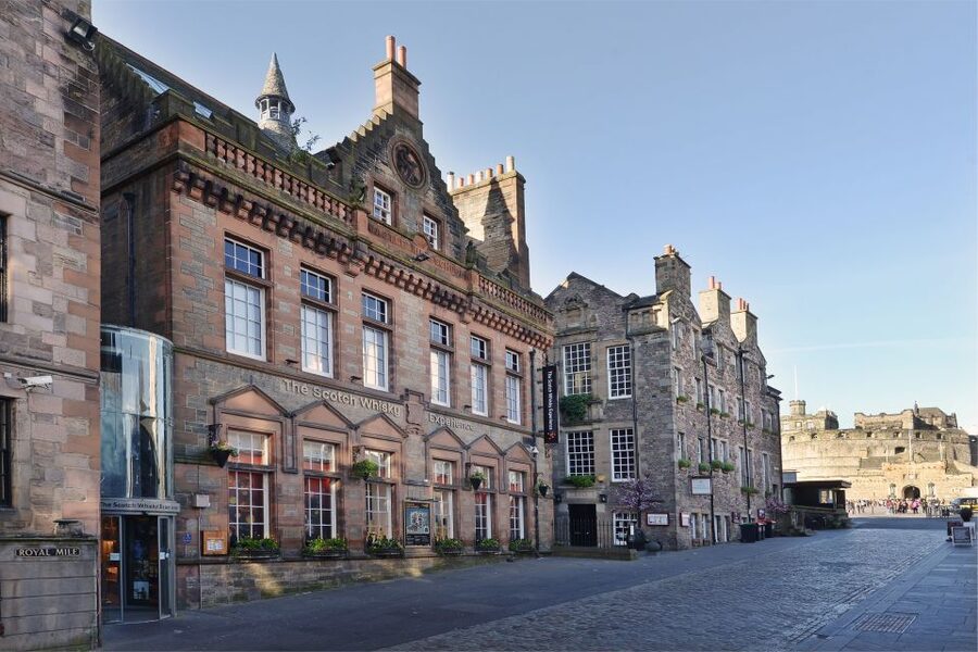 Edinburgh: The Scotch Whisky Experience Tour and Tasting - The guides make the difference
