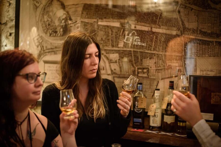 Edinburgh: Underground Vaults Tour with Whisky or Gin - Finding the entrance behind St Giles Cathedral