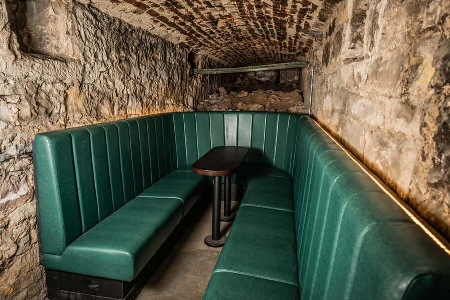Edinburgh: Underground Vaults Tour with Whisky or Gin - What the guide adds to the hour