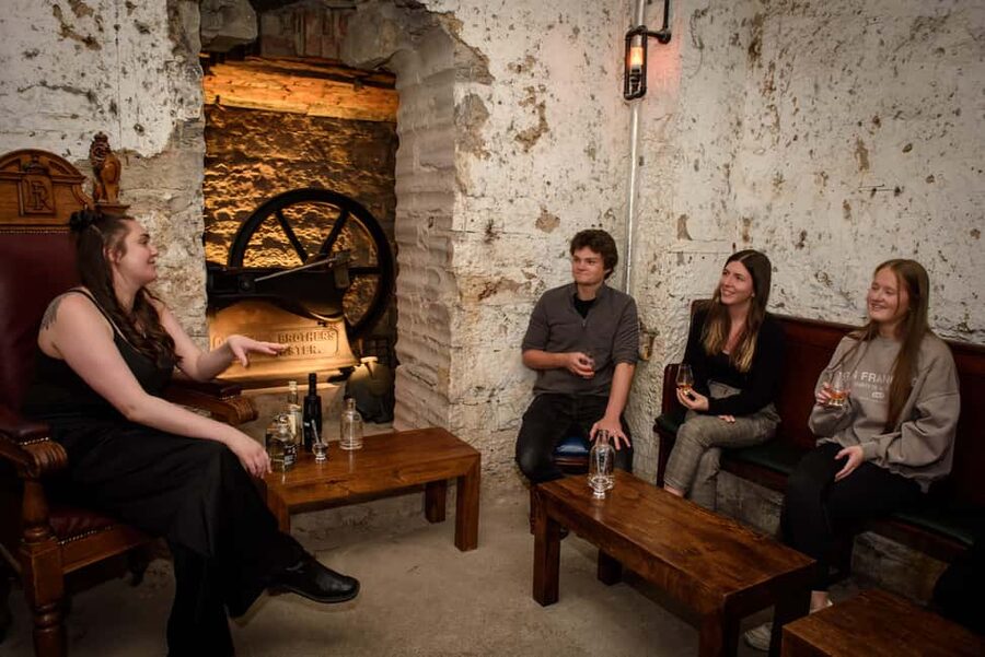 Edinburgh: Underground Vaults Tour with Whisky or Gin - Going below the Royal Mile into the Lost Close