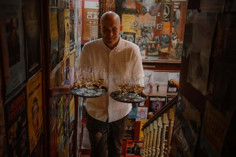 Edinburgh: Whisky Tasting and Storytelling in a Historic Pub - Arriving at The Waverley Bar
