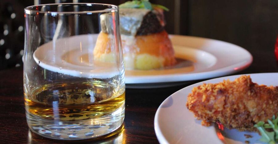 Edinburgh: Whisky Tasting in one of the oldest pubs - What happens during the 45-minute whisky flight