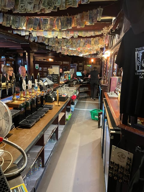 Glasgow: Go Drinking whisky with a Scotsman - Meeting at George Square and finding your guide