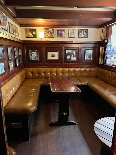 Glasgow: Go Drinking whisky with a Scotsman - Entering a Glasgow pub with two centuries of stories