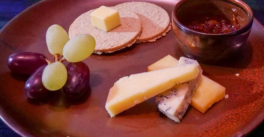 Glasgow: Whisky tasting and Scottish Cheeseboard - What the staff add to the experience
