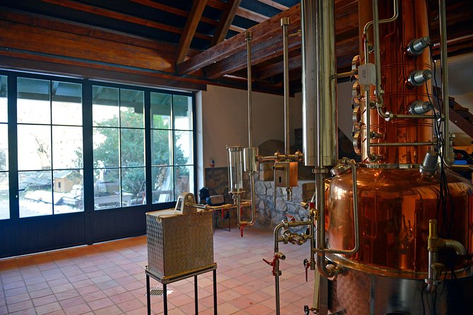 Hungarian pálinka distillery visit and tasting - Tasting three award-winning pálinkas with pretzels