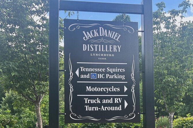 Jack Daniels Private Distillery and Dine Tour from Nashville - Fifteen minutes for Lynchburg souvenirs