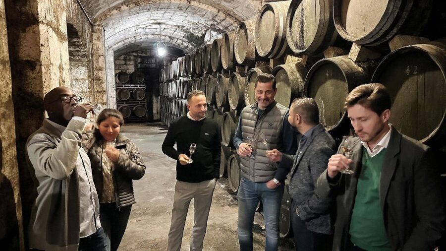 Palma: Distillery Tour with 6 Spirits and Tapas Tasting - Tapas turn the tasting into a relaxed break