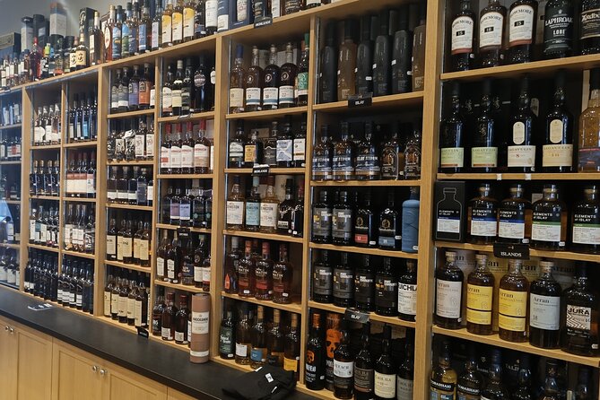 Whisky tasting experience - Hector and Daniel bring the lesson to life
